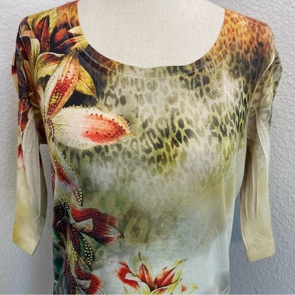 Floral Animal Print Studs Bling Red Blue Unique S Sleeve Top New Directions SZ L - Picture 2 of 9